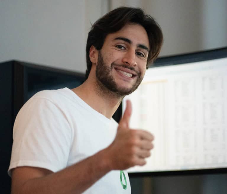 TechApart satisfait avec un pouce en l'air après service informatique.