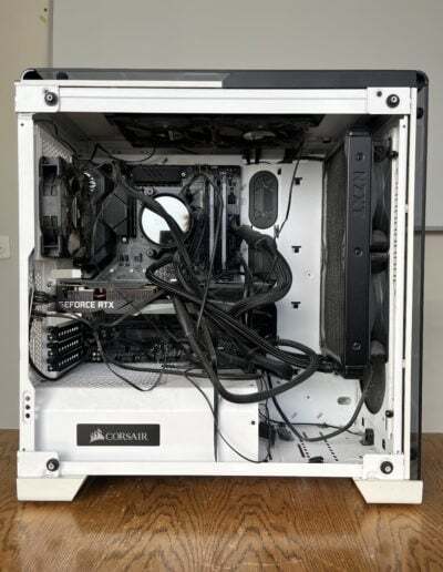 PC poussiéreux avant nettoyage et cable management.